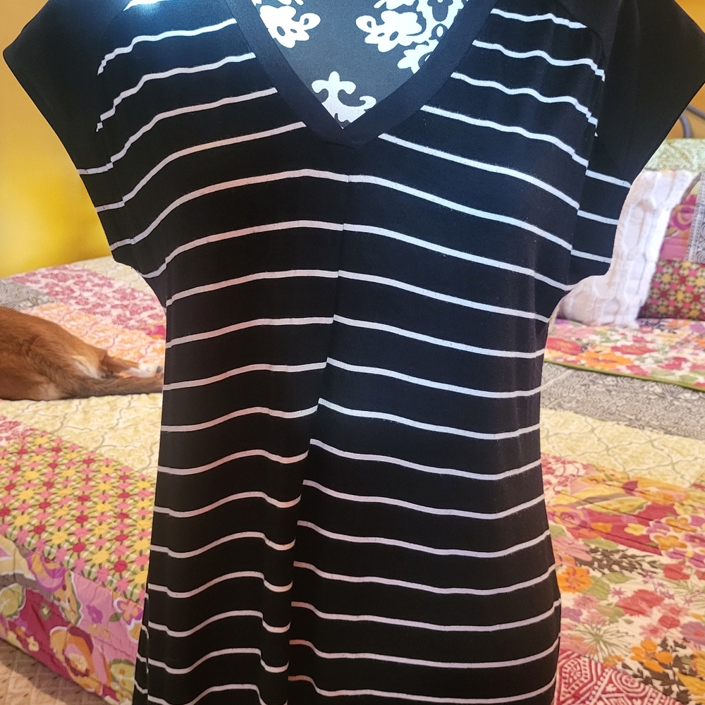 Black/white striped cotton v-neck blouse with short sleeves